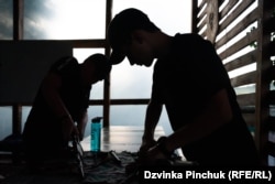 Djeca u kampu u Holodnom Jaru uče da sklapaju puške AK-47, kao i druge vojne vještine.