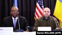 Міністр оборони України Рустем Умєров (праворуч) і міністр оборони США Ллойд Остін під час попередньої зустрічі у форматі «Рамштайн». Авіабаза США біля міста Рамштайн-Мізенбах, Німеччина, 19 березня 2024 року