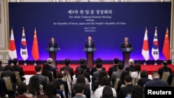 Predsjednik Južne Koreje Jun Suk Jol (u sredini) govori sa premijerom Japana Fumiom Kišidom i kineskim premijerom Li Kuiangom, Seul, Južna Koreja, 27. maj 2024. 