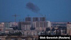 Дим в небето над Киев след руски ракетен удар, 6 септември 2023 г. 