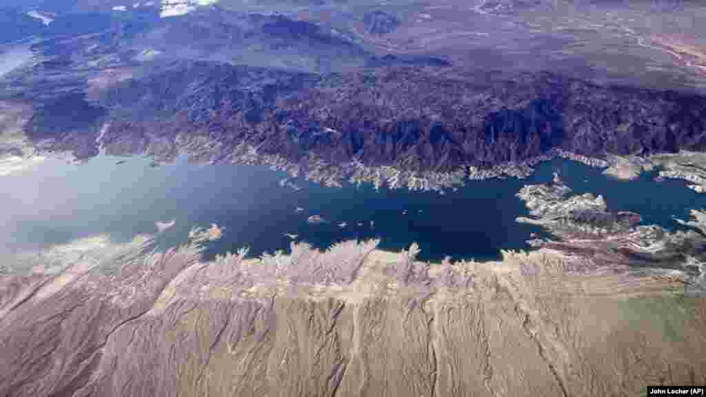 A halványabb színű gyűrűk mutatják a Mead tó egykori vízszintjét az Arizona és Nevada határán álló Boulderben 2023. március 6-án. Az ENSZ konferenciáján a határokon átnyúló együttműködés megerősítését szorgalmazták a résztvevő országok: 153 ország közel 900 folyón, tavon és víztartó rendszeren osztozik, és ezeknek több mint a fele megállapodást írt alá