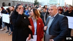 Снимка от протест на фондация "Даная". На нея се виждат Ани Стоянова, майката на починалата Даная, Кремена Кунева и Методи Лалов