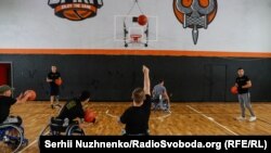 Як грають «нескорені»: тренування Invictus Games із баскетболу на візках (фоторепортаж)