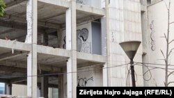 Një ndërtesë duke u rinovuar në Shkup të Maqedonisë së Veriut. 