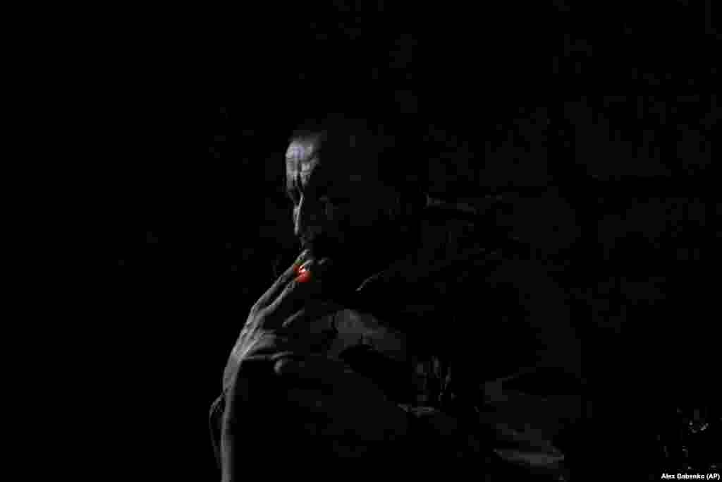 Ukrajinski vojnik puši cigaretu dok se skriva od granatiranja. S obzirom na to da se predsjednik Zelenski sprema posjetiti Washington ove sedmice u pokušaju da prikupi veću međunarodnu podršku, pobjede na bojnom polju su posebno važne jer kritičari ukrajinske kontraofanzive kažu da je njen napredak prespor. Radio Slobodna Evropa nije u mogućnosti da provjeri izvještaje sa ratišta, a Rusija nije potvrdila ukrajinsko napredovanje. &nbsp; 