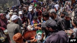 Ételosztás a Gázai övezet középső részén fekvő Deir al-Balah egyik közkonyháján 2024. május 13-án