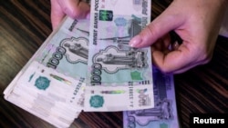 Folosirea profitului generat de conturile înghețate ale Băncii Rusiei în interesul Ucrainei a fost discutată luni de zile de țările europene. Unii se tem că ar putea „speria” alte terțe țări care vor să-și țină banii în UE. 