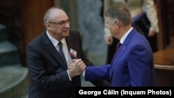 Șeful Curții Constituționale, Marian Enache, bate palma cu președintele Klaus Iohannis. Cei doi vor avea un cuvânt important de spus în traseul legii privind pensiile de serviciu - „speciale”. 