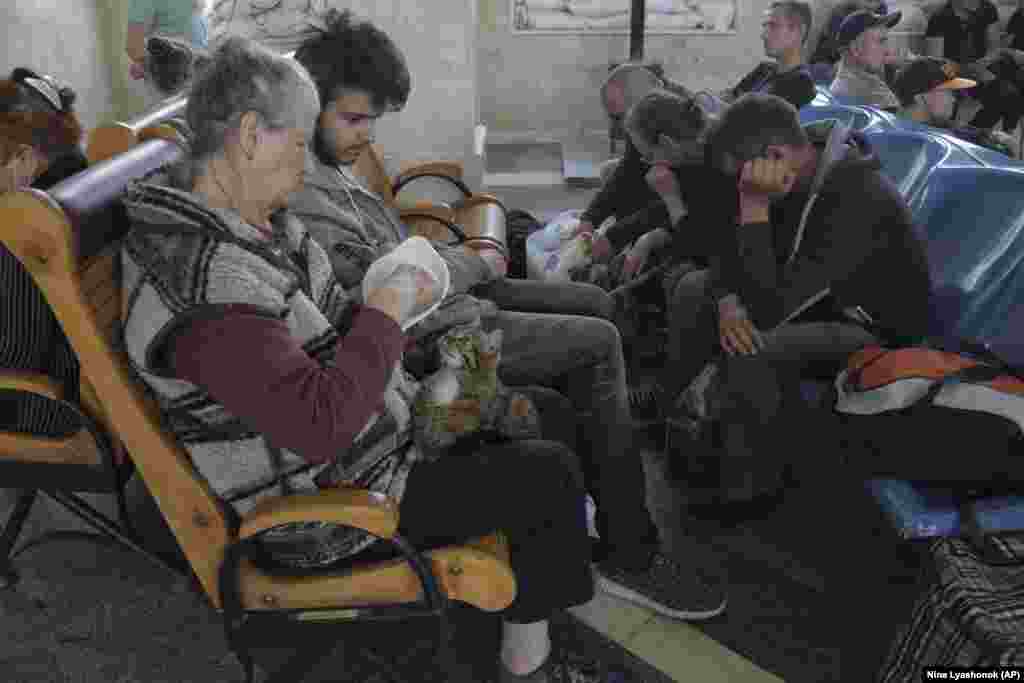 Ukrajinske vlasti su saopštile da su desetine hiljada ljudi evakuisane. U roku od nekoliko sati, vodostaj je već porastao za 10 do 12 metara.