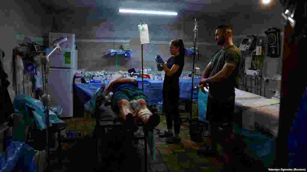 Az ukrán katonák kimerültséggel és lőszerhiánnyal küzdenek, miközben az orosz csapatok új területeket foglalnak el az országban.&nbsp;Ukrajna ebben a hónapban&nbsp;ötven-százezer tüzérségi lövedékhez juthat a cseh lőszerbeszerzési kezdeményezésnek köszönhetően