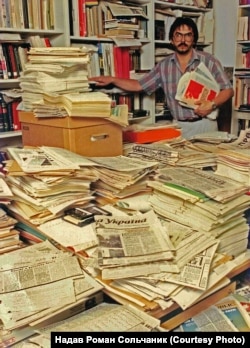 Роман Сольчаник, який близько 20 років працював у дослідному відділі корпорації Радіо Вільна Європа / Радіо Свобода (Radio Liberty Research Institute). У 1980 році кілька місяців був виконувачем обов’язків керівника Української редакції Радіо Свобода. Мюнхен, світлина приблизно початку 1990-х років