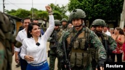 Президенттикке талапкер Луиса Гонсалес коопсуздук кызматкерлеринин коштоосунда баратат. 