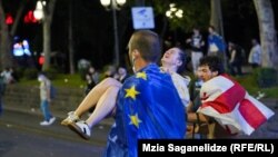 Policia gjeorgjiane shtyp protestat kundër ligjit për “agjentët e huaj” 