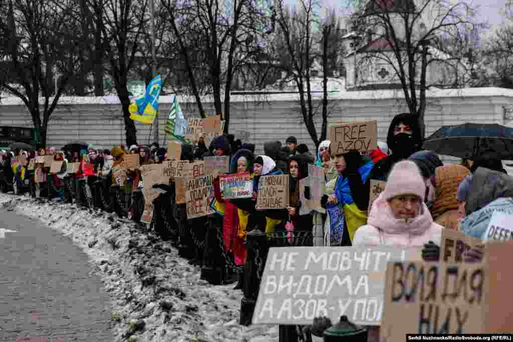 Родичі бранців, яких утримує РФ, створили &laquo;живий коридор/ланцюг&raquo;, щоб нагадати киянам і світу про своїх близьких&nbsp;