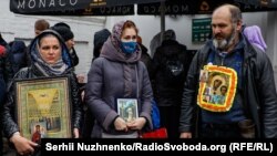 Віряни УПЦ (МП) біля Києво-Печерської лаври. Київ, 3 квітня 2023 року