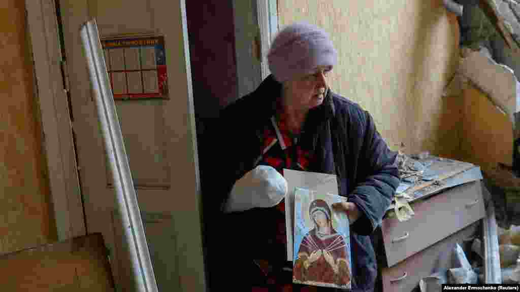 Elbúcsúzik otthonától az idős nő, egy ikont még magával visz.&nbsp; Elemzők arra számítanak, hogy az ukrán ellentámadás április-május folyamán kezdődhet meg komolyan, amint javul az időjárás és további katonai segélyek érkeznek, köztük Leopard tankok.