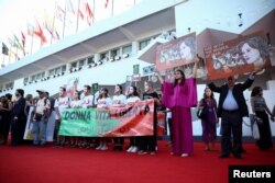 Ljudi učestvuju u flash mobu u znak solidarnosti sa iranskim narodom, 2. septembar 2023.