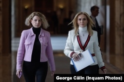 Gabriela Firea (desno), bivša gradonačelnica Bukurešta i tadašnja ministrica porodice i mladih, sa svojom prijateljicom Ligijom Gheorghe, koja je bila potpredsjednica udruženja koje je vodilo staračke domove u Voluntariju.