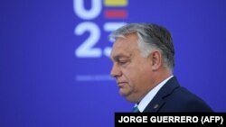 Orbán Viktor az Európai Politikai Közösség csúcstalálkozójának második napján a dél-spanyolországi granadai Palacio de Congresóban 2023. október 6-án (Fotó: JORGE GUERRERO / AFP)