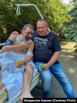 Владислав Єщенко, поранений військовослужбовець ЗСУ разом із батьком. 2022 рік.