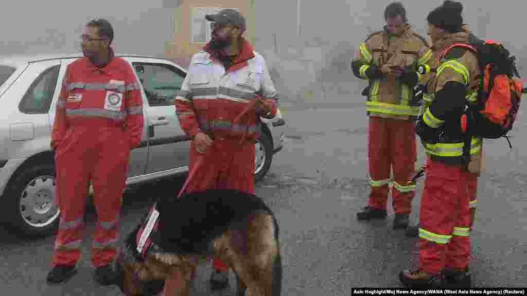 Timovi za potragu i spašavanje, uz pomoć nekoliko stranih vlada,su tragali za helikopterom nakon što se srušio po lošem vremenu u planinskom području zemlje kasno 19. maja.