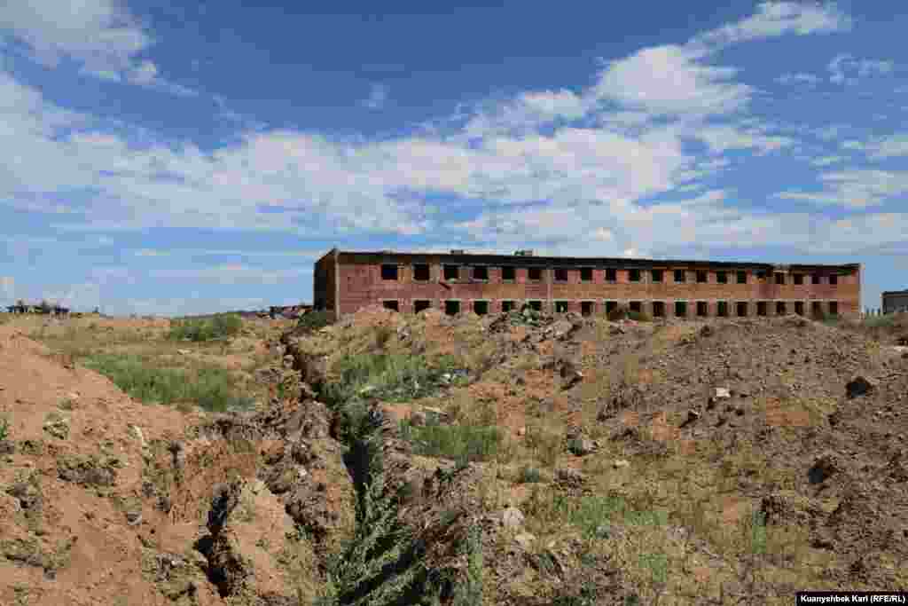 Cijevi su iskopane i prodate. Od sistema grijanja i vodovoda ništa nije ostalo.