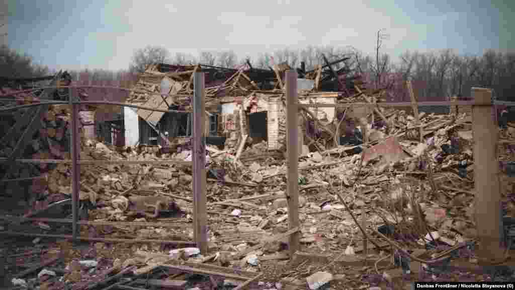 A korábban négyezer lakosú városból&nbsp;több száz embert evakuáltak a hetek óta tartó intenzív bombázások miatt.&nbsp;Az ukrán katonai hatóságok szerint Oroszország az elmúlt napokban több mint nyolcszáz tüzérségi lövést adott le Szumira, a felét annak, amit tavaly összesen lőtt&nbsp;erre a területre