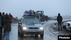 Više od polovine Jermena napustilo je Nagorno-Karabah i prešlo u Jermeniju, fotografija odlaska ljudi iz Kornidzora, 26. septembar 2023.