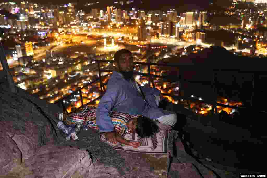 Një pelegrin mysliman dhe një fëmijë në malin Al-Noor.