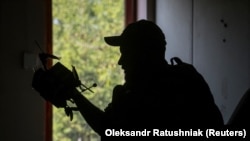 FPV-дрони-камікадзе замінили ЗСУ артилерію, каже Микола «Абдула» Волохов. На фото військовий 92-ї ОШБр готує до польоту такий дрон на Харківському фронті 25 травня 2024 року