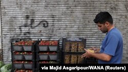 آمارهای رسمی بانک مرکزی ایران از اوج‌گیری تورم به بالای ۶۰ درصد حکایت دارد و رشد قیمت اقلام خوراکی نیز تقریبا دو برابر شده است