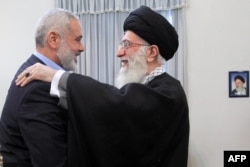 Ali Hámenei ajatollah köszönti a Hamász vezetőjét, Iszmáíl Hanijét (balra) teheráni találkozójukon, 2012-ben