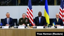 Справа наліво: міністр оборони України Олексій Резніков, міністр оборони США Ллойд Остін, голова Об’єднаного комітету начальників штабів США Марк Міллі та генсекретар НАТО Єнс Столтенберґ на засіданні Контактної групи з питань оборони України у форматі «Рамштайн». Брюссель, 15 червня 2023 року