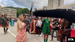 Шествията се организират от общината, подготовката за тях трае няколко месеца. В Габрово има карнавална работилница, в която художници, шивачи и доброволци изработват три-четириметрови макети на политици и на известни личности.