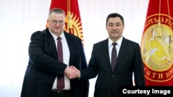 Орусия өкмөтүнүн төрагасынын орун басары Алексей Оверчук жана Садыр Жапаров. Бишкек, 29-март, 2023-жыл