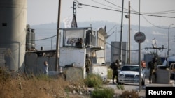 Izraelske trupe provjeravaju automobile na kontrolnom punktu u blizini mjesta pucnjave u Huvari na Zapadnoj obali koju je okupirao Izrael, 19. avgust