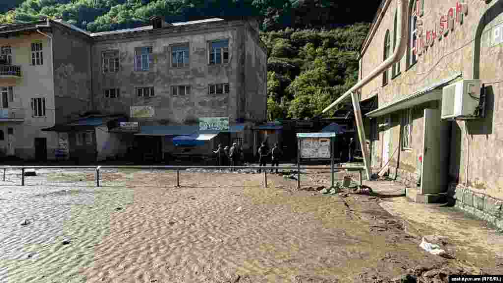 Locuitorii din Alaverdi, oraș din nord, din apropierea graniței cu Georgia, zonă despre care se crede că e cea mai lovită de inundații, au rămas în noroi după retragerea apelor revărsate ale râului Debed. RFE/RL a filmat echipe de salvare care folosesc cabluri ca să transporte lucrurile oamenilor de pe un mal pe celălalt. Pe 26 mai, câteva sute de oameni au fost evacuați din oraș.