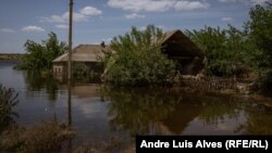 Një vilë e përmbytur në fshatin Odradokamjanka u shkatërrua më parë nga granatimet.