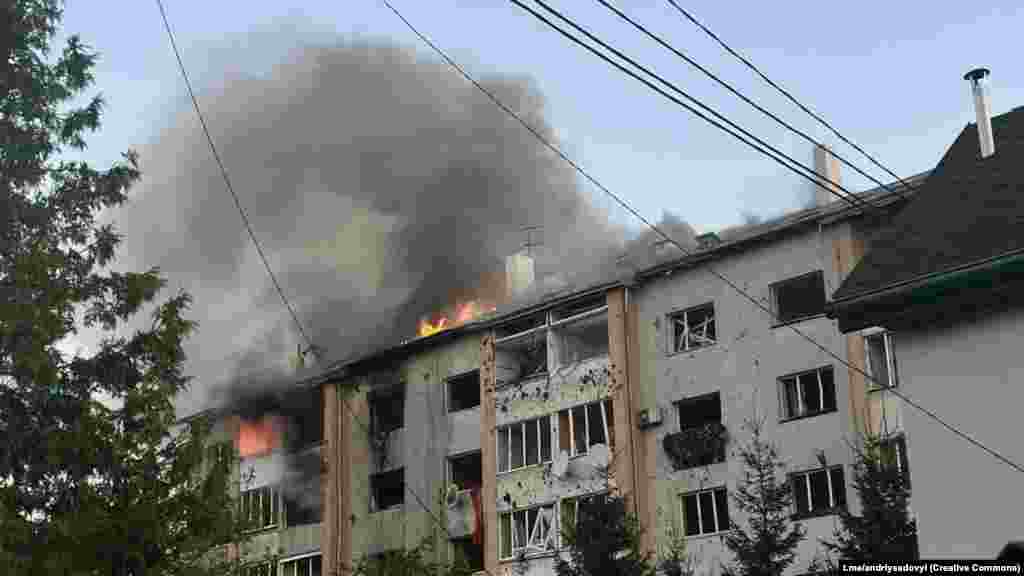 Горить дах житлового будинку та помешкання на останньому поверсі житлового будинку, в який влучила російська ракета. Україна, Львів, 15 серпня 2023 року Президент Росії Путін та російська влада загалом стверджують, що не обстрілюють житлові будинки і цивільну інфраструктуру України.