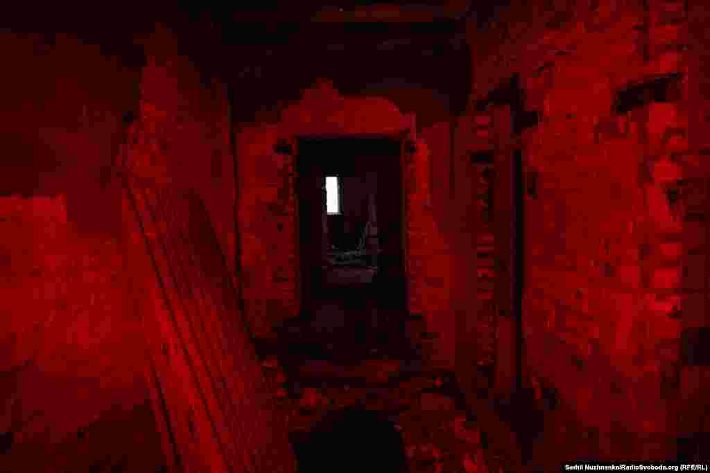 Ліхтар освітлює те, що колись було домом одного із героїв оборони Мощуна і битви за Київ