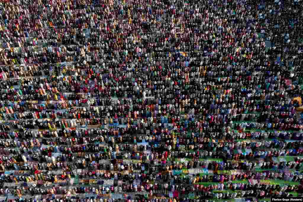 Albanski muslimani&nbsp; 21. aprila na Skenderbegovom trgu u Tirani, u Albaniji, na jutarnjoj molitvi kako bi obilježili kraj svetog mjeseca posta ramazana.