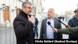 Hadházy Ákos Semjén Zsolt miniszterelnök-helyettessel beszél a Karmelita kolostornál, Budapesten 2023. április 5-én