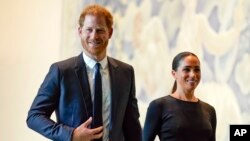 Британиянын ханзаадасы Гарри жубайы менен. 