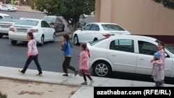 По туркменской традиции, обычно за три дня до начала месяца Рамадан дети начинают ходить по домам распевая «Я-ремезан». Песнопения возвещают о начале священного месяца, в благодарность детям принято давать сладости и деньги.