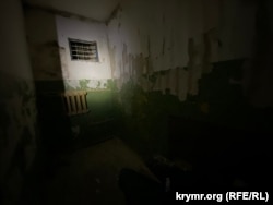 Одна з підвальних камер в Херсонському управлінні поліції, де, за даними правоохоронців, катували херсонців