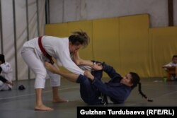 Жиу-житсу боюнча кыздар арасында түрдүү мелдештер өтүп турат.