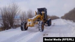 Каракол - Ак-Суу унаа жолу. Жол каттамынын 60-70% бир тараптуу ачылды. Катуу шамал жолчулардын ишин кыйындаткан.