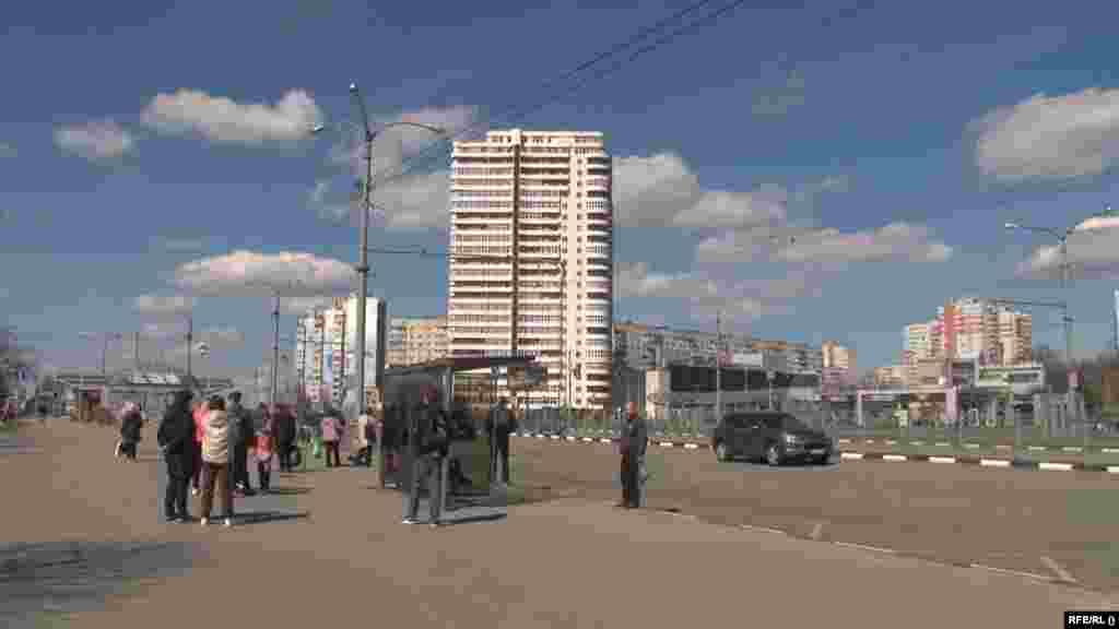 Ljudi čekaju javni prijevoz.