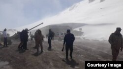 Кар көчкүнү атайылап атып түшүрүү иштери. Сүрөт ӨКМге таандык.