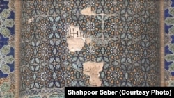 برخی از کاشی های مسجد جامع هرات که در اثر زلزله های اخیر دراین ولایت فروریخته اند